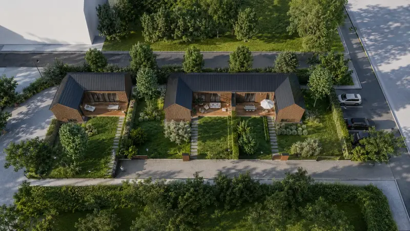 3D vizualizace areálu rekreačních chat z ptačí perspektivy se zahradami a parkováním